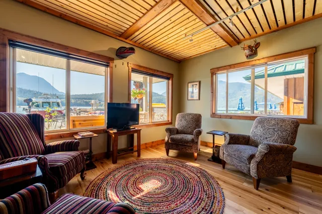 Knight Inlet Lodge